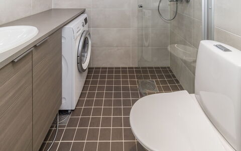Rukachalet 2407: Flooring, Verdieping, Interieur Ontwerp, Loodgieterswerkinrichting, Muur, Wc Bril, Badkamer, Toilet, Badkamerkast, Wasmachine