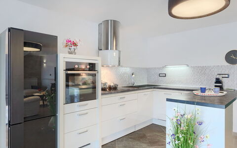 Villa Škavre: Cabinetry, Countertop, Meubilair, Fornuis, Keuken, Lade, Interieur Ontwerp, Uitlaatpijp, Toestel Van De Keuken, Hout