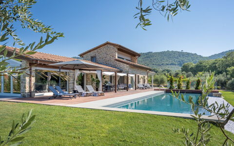 Villa Lilli & Spa: Fabriek, Lucht, Water, Eigendom, Gebouw, Azure, Boom, Schaduw, Zwembad, Buitenmeubels