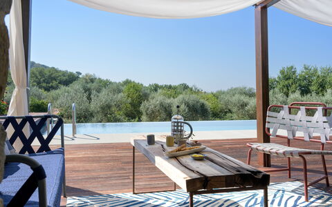 Villa Lilli & Spa: Lucht, Water, Eigendom, Tafel, Schaduw, Hout, Boom, Buitenmeubels, Interieur Ontwerp, Gebouw