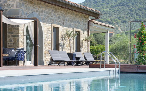 Villa Lilli & Spa: Water, Fabriek, Meubilair, Gebouw, Azure, Zwembad, Schaduw, Buitenmeubels, Stoel, Verblijf
