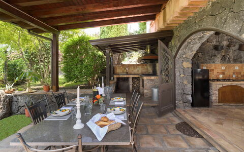 Oasi Verde - Santa Maria La Stella, Sicilia: Meubilair, Fabriek, Tafel, Gebouw, Hout, Bloempot, Stoel, Kamerplant, Schaduw, Boom