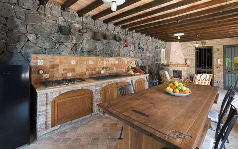 Oasi Verde - Santa Maria La Stella, Sicilia: Tafel, Meubilair, Eigendom, Bankstel, Hout, Interieur Ontwerp, Stoel, Woonkamer, Kamerplant, Verdieping