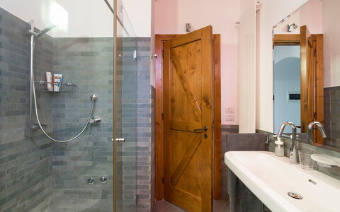 Oasi Verde - Santa Maria La Stella, Sicilia: Loodgieterswerkinrichting, Spiegel, Kraan, Eigendom, Wastafel, Deur Van De Douche, Douchekop, Douche, Gebouw, Badkamer