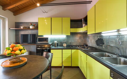 Oasi Verde - Santa Maria La Stella, Sicilia: Cabinetry, Gootsteen, Countertop, Meubilair, Wastafel, Tafel, Interieur Ontwerp, Keuken, Oranje, Verlichting