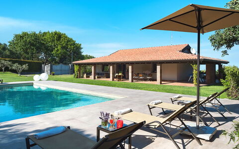 Casa Bedda - Viagrande, Sicilia: Fabriek, Water, Lucht, Eigendom, Wolk, Gebouw, Schaduw, Boom, Vrije Tijd, Zwembad