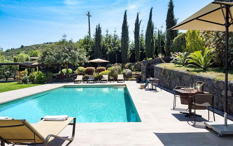 Casa Bedda - Viagrande, Sicilia: Water, Fabriek, Eigendom, Lucht, Meubilair, Zwembad, Azure, Wolk, Boom, Buitenmeubels