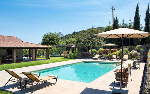 Casa Bedda - Viagrande, Sicilia: Water, Lucht, Fabriek, Meubilair, Zwembad, Wolk, Azure, Stoel, Boom, Schaduw