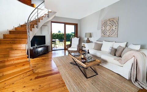 Casa Bedda - Viagrande, Sicilia: Bankstel, Meubilair, Tafel, Comfort, Hout, Woonkamer, Fabriek, Interieur Ontwerp, Gebouw, Verdieping