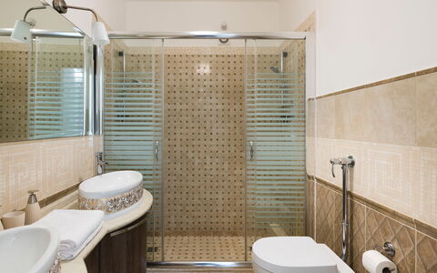 Villa Vistamare - Montallegro, Sicilia: Loodgieterswerkinrichting, Eigendom, Fotograaf, Kraan, Wastafel, Badkamer, Purper, Spiegel, Interieur Ontwerp