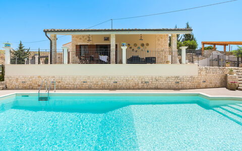 Villa Vistamare - Montallegro, Sicilia: Water, Lucht, Eigendom, Zwembad, Gebouw, Blauw, Azure, Schaduw, Vrije Tijd, Samengesteld Materiaal
