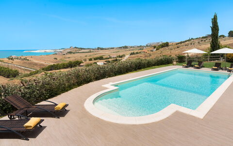Villa Vistamare - Montallegro, Sicilia: Lucht, Water, Fabriek, Eigendom, Gebouw, Zwembad, Buitenmeubels, Boom, Condominium, Landschap
