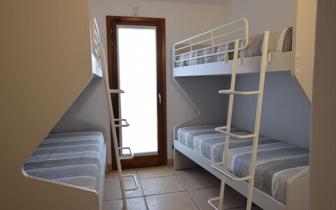 Luisa Apartment In Budoni, Shared Pool: Stapelbed, Hout, Verdieping, Interieur Ontwerp, Meubilair, Flooring, Slaapkamer, Bed, Herberg, Appartement