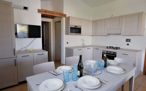 Luisa Apartment In Budoni, Shared Pool: Cabinetry, Countertop, Eigendom, Toestel Van De Keuken, Dishware, Tableware, Interieur Ontwerp, Keuken, Huishoudapparatuur, Verdieping