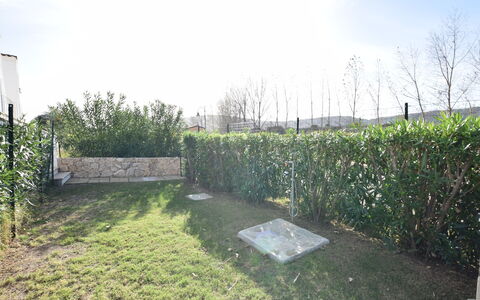 Luisa Apartment In Budoni, Shared Pool: Struik, Tuin, Hek, Haag, Landscaping, Home Schermen, Backyard, Gazon, Werf, Schaduw