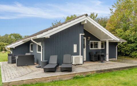 Thorke - 200M from the Sea: Dak, Huis, Huis, Verblijf, Siding, Landgoed, Oprit, Garden Gebouwen, Werf, Schuur
