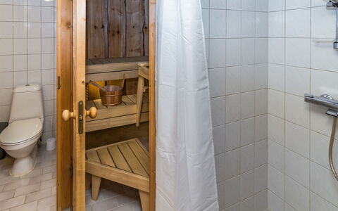 Villa Saaruakuja 3 As.1: Badkamer, Flooring, Loodgieterswerkinrichting, Hout, Verdieping, Interieur Ontwerp, Loodgieter, Toilet, Douche, Kamer