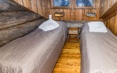 Villa Saaruakuja 3 As.1: Hout, Slaapkamer, Bed, Laken, Bedding, Verdieping, Hardwood, Bed Frame, Beits, Blokhut