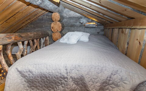 Villa Saaruakuja 3 As.1: Hout, Slaapkamer, Linens, Verdieping, Bedding, Laken, Plafond, Zolder, Bed, Hardwood