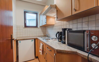 Landhaus St. Georg 550.1: Cabinetry, Countertop, Meubilair, Eigendom, Wastafel, Kraan, Keuken, Gebouw, Fornuis, Hout