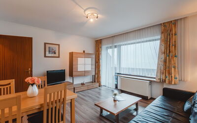 Landhaus St. Georg 550.3: Tafel, Meubilair, Eigendom, Bankstel, Stoel, Hout, Interieur Ontwerp, Verlichting, Woonkamer, Fotolijst