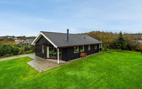 Ensio - 300M to the Fjord: Meubilair, Interieur Ontwerp, Flooring, Verdieping, Plafond, Kamer, Stoel, Tafel, Appartement, Keuken En Eettafel