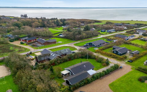 Ensio - 300M to the Fjord: Meubilair, Interieur Ontwerp, Flooring, Verdieping, Plafond, Kamer, Stoel, Tafel, Appartement, Keuken En Eettafel