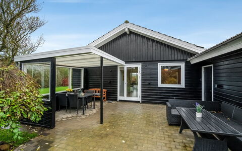Ensio - 300M to the Fjord: Meubilair, Interieur Ontwerp, Flooring, Verdieping, Plafond, Kamer, Stoel, Tafel, Appartement, Keuken En Eettafel
