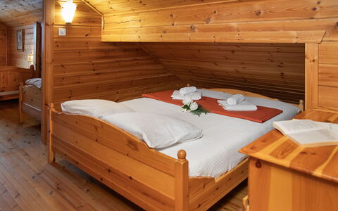 Kil-Ukru: Hout, Interieur Ontwerp, Plafond, Verdieping, Flooring, Meubilair, Kamer, Slaapkamer, Bed, Zolder