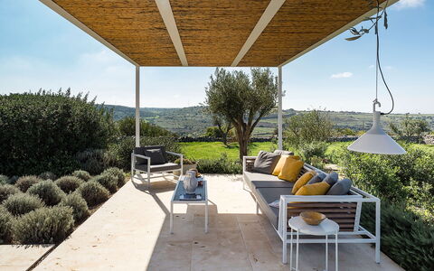 Villa Carmelita - Ragusa, Sicilia: Fabriek, Eigendom, Lucht, Tafel, Schaduw, Buitenmeubels, Wolk, Bloempot, Boom, Vrije Tijd
