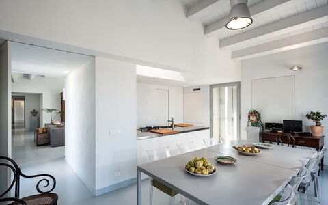 Villa Carmelita - Ragusa, Sicilia: Tafel, Eigendom, Meubilair, Kamerplant, Interieur Ontwerp, Keuken, Hout, Voedsel, Woonkamer, Verdieping