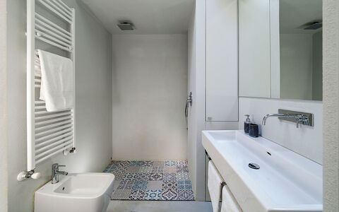 Villa Carmelita - Ragusa, Sicilia: Wastafel, Kraan, Spiegel, Eigendom, Loodgieterswerkinrichting, Wastafel In De Badkamer, Badkamer, Interieur Ontwerp, Architectuur