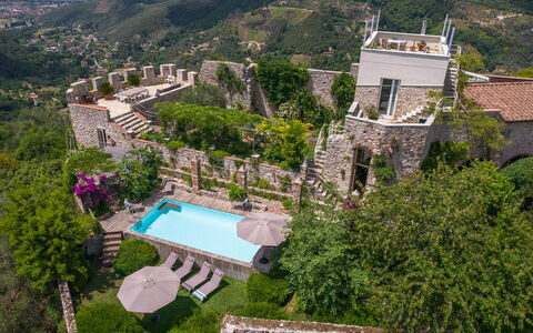 Villa Maestosa - Camaiore, Toscana: Eigendom, Fabriek, Gebouw, Boom, Architectuur, Woongebied, Water, Venster, Landschap, Onroerend Goed