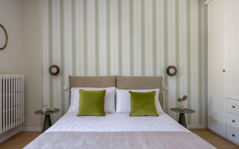 Lucca Old Town Apartment - Lucca, Toscana: Meubilair, Interieur Ontwerp, Bed, Slaapkamer, Muur, Hout, Flooring, Verdieping, Huis, Bedding