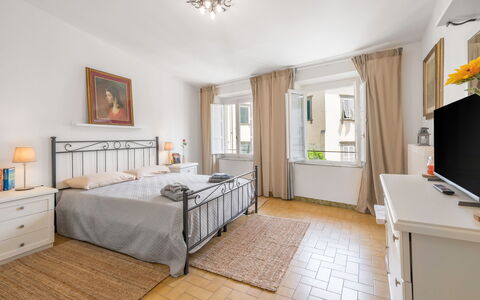 Lucca Old Town Apartment - Lucca, Toscana: Meubilair, Eigendom, Cabinetry, Venster, Hout, Verlichting, Architectuur, Interieur Ontwerp, Lade