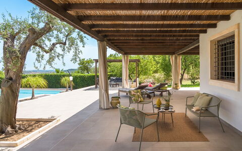 Casa Cortese - Noto, Sicilia: Tafel, Meubilair, Fabriek, Stoel, Schaduw, Kamerplant, Bloempot, Hout, Boom, Architectuur
