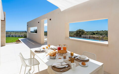 Villa Argento - Rosolini, Sicilia: Tafel, Meubilair, Eigendom, Lucht, Tableware, Voedsel, Gebouw, Stoel, Schaduw, Venster