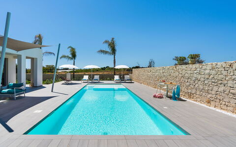 Villa Le Palme - Noto, Sicilia: Water, Lucht, Eigendom, Zwembad, Fabriek, Azure, Rechthoek, Gebouw, Vrije Tijd, Schaduw