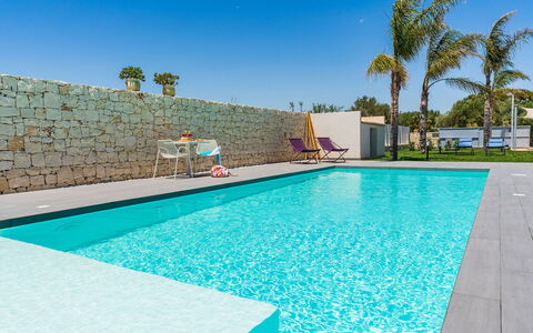 Villa Le Palme - Noto, Sicilia: Water, Fabriek, Lucht, Eigendom, Dag, Zwembad, Azure, Gebouw, Boom, Zwemwater