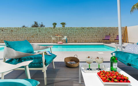Villa Le Palme - Noto, Sicilia: Eigendom, Meubilair, Fabriek, Lucht, Water, Blauw, Azure, Zwembad, Tafel, Buitenmeubels