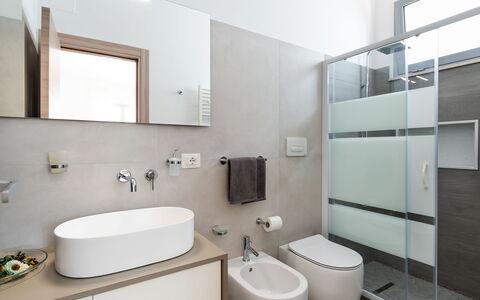 Villa Le Palme - Noto, Sicilia: Spiegel, Kraan, Loodgieterswerkinrichting, Wastafel In De Badkamer, Wastafel, Badkamerkast, Badkamer, Gebouw, Interieur Ontwerp, Purper