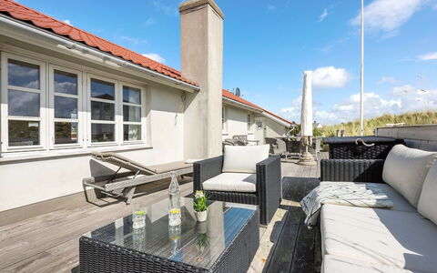 Heilo - from the Sea: Huis, Flooring, Meubilair, Appartement, Stoel, Buitenmeubels, Balkon, Villa, Houten Vloer, Hotel