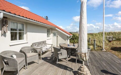Heilo - from the Sea: Hout, Huis, Deur, Buitenmeubels, Dek, Verblijf, Stoel, Balkon, Hardwood, Schaduw