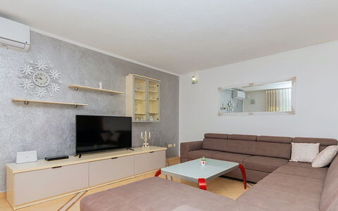 Secret Gem: Meubilair, Flooring, Interieur Ontwerp, Verdieping, Bankstel, Hout, Televisie, Woonkamer, Plafond, Kamer
