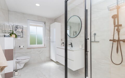 Secret Gem: Flooring, Loodgieterswerkinrichting, Interieur Ontwerp, Verdieping, Badkamer, Loodgieter, Kraan, Kamer, Badkamerkast, Plafond