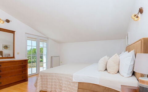 Secret Gem: Meubilair, Bed, Interieur Ontwerp, Slaapkamer, Verdieping, Flooring, Hout, Plafond, Bedding, Kamer