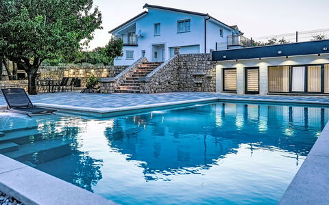 Secret Gem: Blauw, Zwembad, Water, Toevlucht, Samengesteld Materiaal, Waterpartij, Landgoed, Eco Hotel, Schaduw, Villa