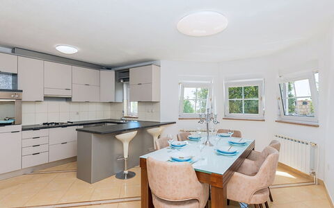 Secret Gem: Interieur Ontwerp, Meubilair, Flooring, Plafond, Hout, Verdieping, Keuken, Countertop, Cabinetry, Verlichting