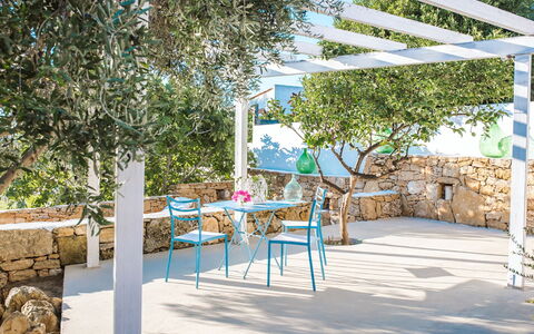 Villa Trullo - Torricella, Puglia: Fabriek, Tafel, Schaduw, Stoel, Buitenmeubels, Buitentafel, Stedelijk Ontwerp, Boom, Hout, Weg Oppervlak