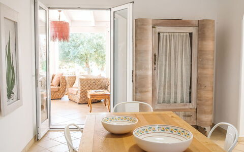 Villa Trullo - Torricella, Puglia: Meubilair, Stoel, Hout, Oranje, Interieur Ontwerp, Schaduw, Comfort, Woonkamer, Verdieping